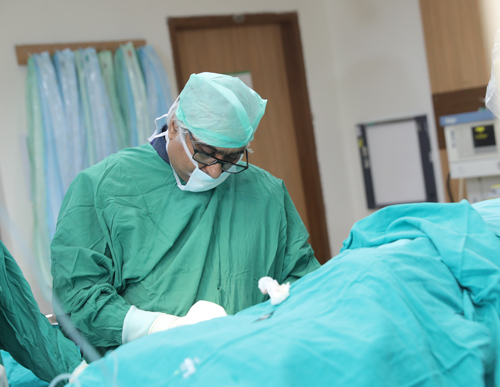 Dr. Salil Garg performing Surgury