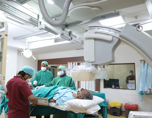 Dr. Salil Garg performing Surgury