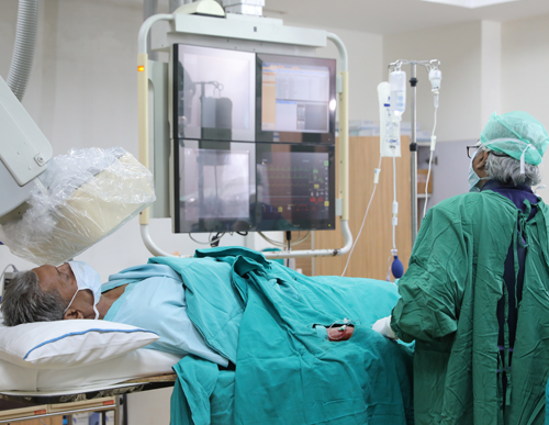 Dr. Salil Garg performing Surgury