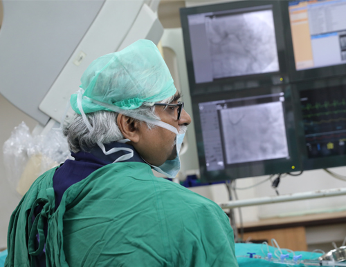 Dr. Salil Garg performing Surgury